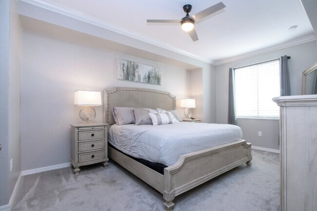 Building Photo - Like new 2BR, 2BA garage condo-Lakewood National