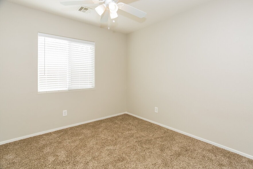 Building Photo - 3752 Hollycroft Dr