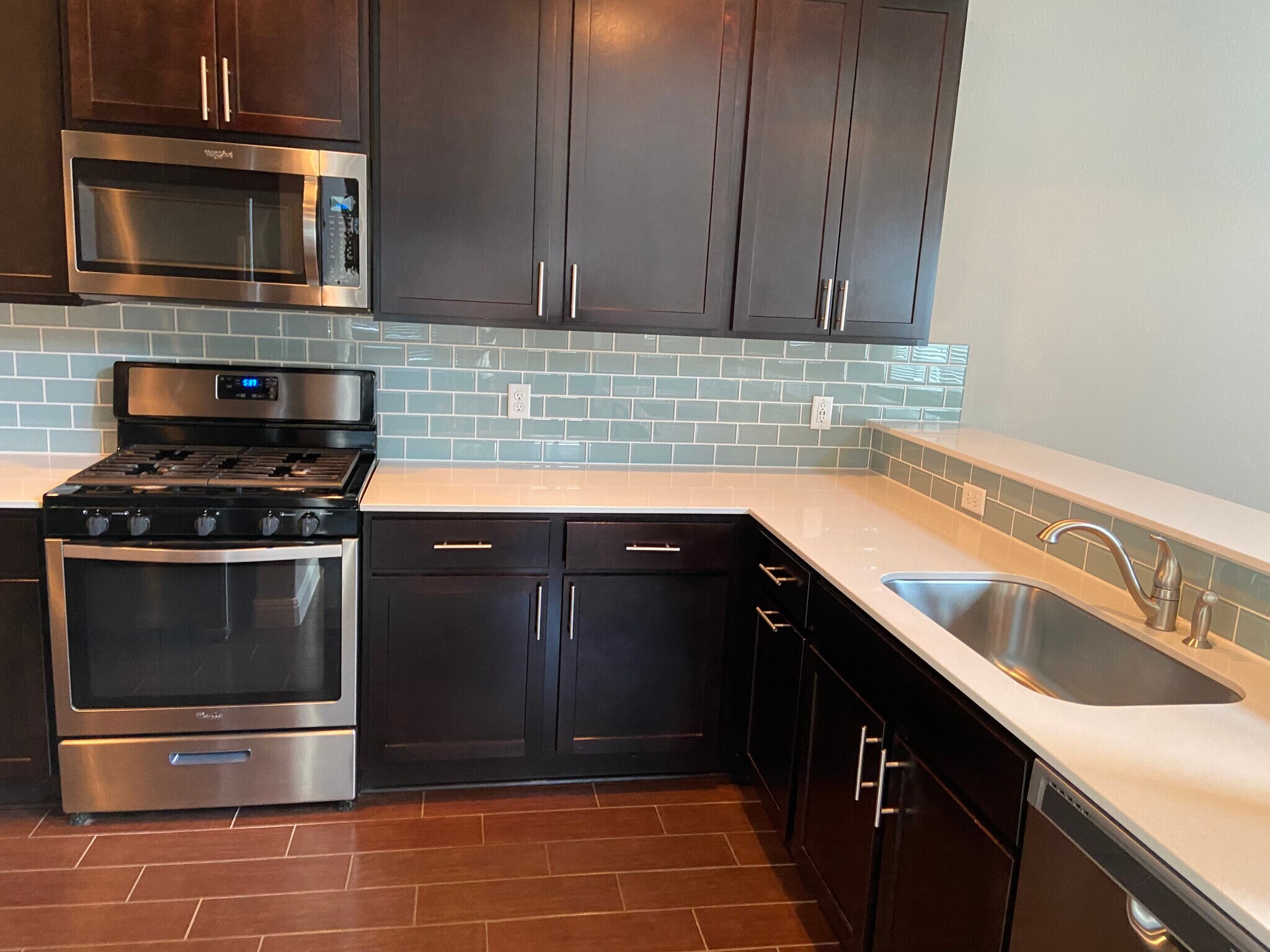 Kitchen w/Glass Backsplash - 2304 S Lakeline Blvd