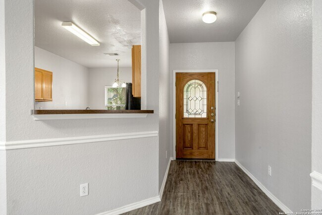 Building Photo - 4 bedroom, 2 1/2 bath located in Lakeview ...