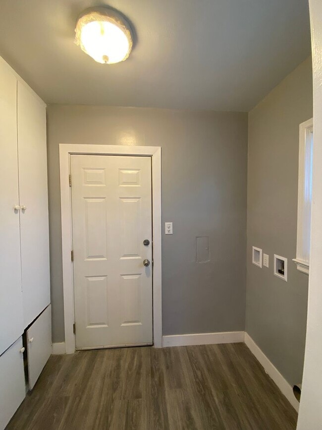 Building Photo - Follow the yellow brick to this Remodeled 2 BD 1 BA House in NE Bakersfield