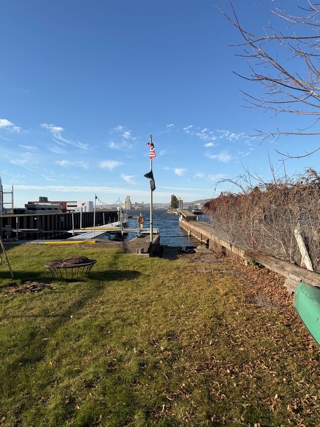 Building Photo - Available Now 3 Bedroom 1 Bath Home on Park Point