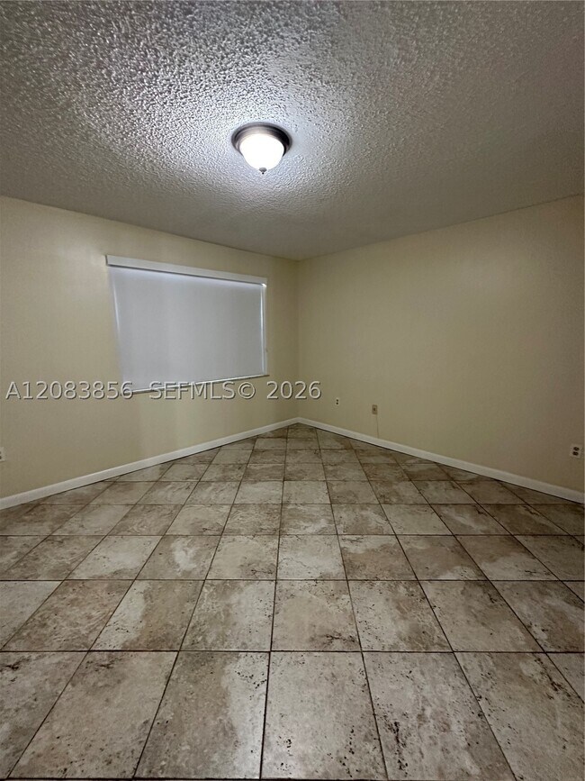 Building Photo - 9435 Fontainebleau Blvd