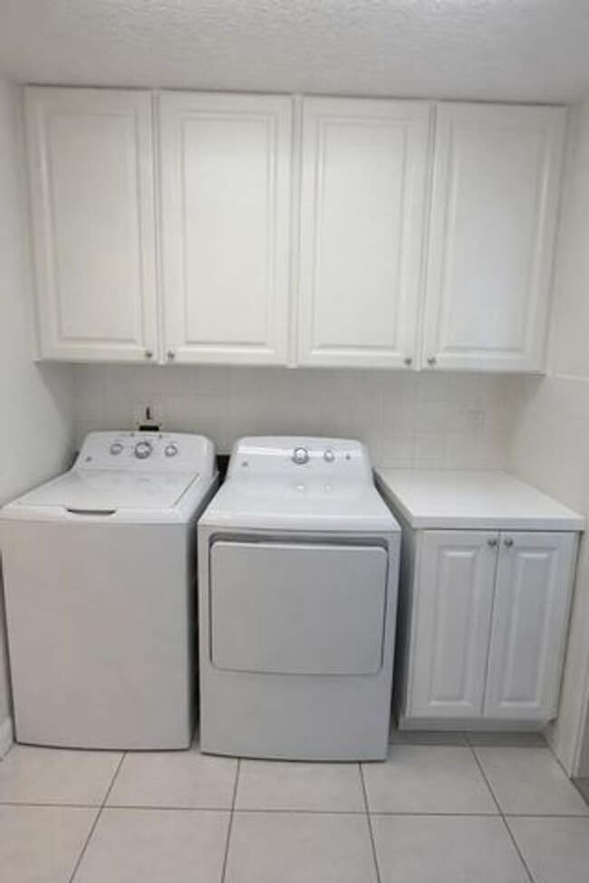 Building Photo - 3200 W Community Dr