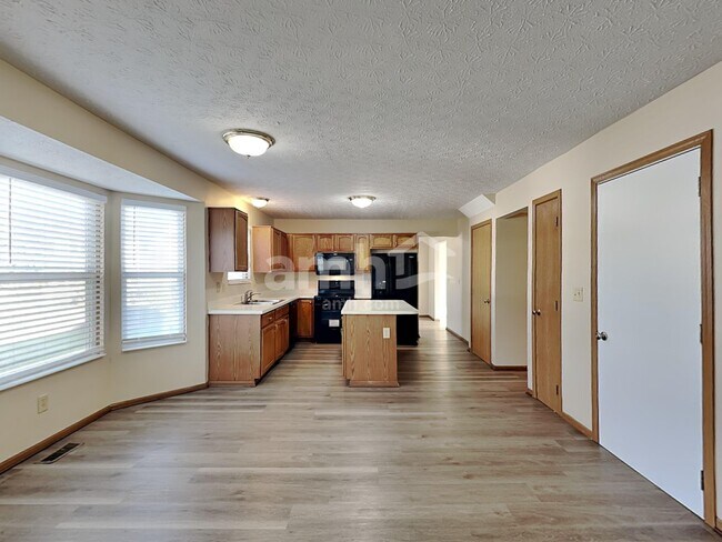 Building Photo - 8558 Rodebaugh Rd