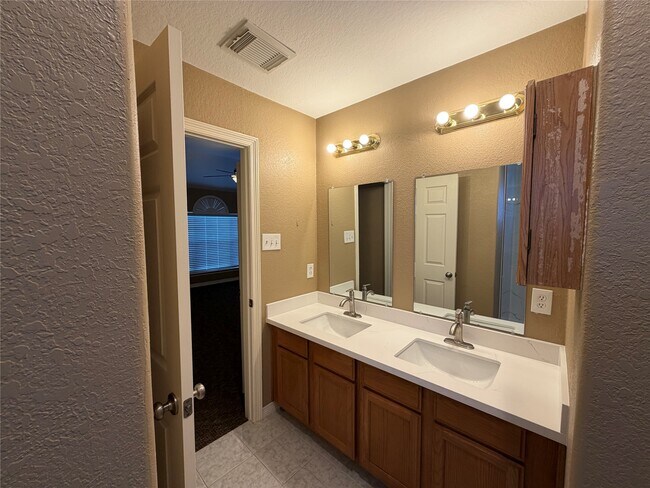 Building Photo - 9110 Prairie Trails Dr