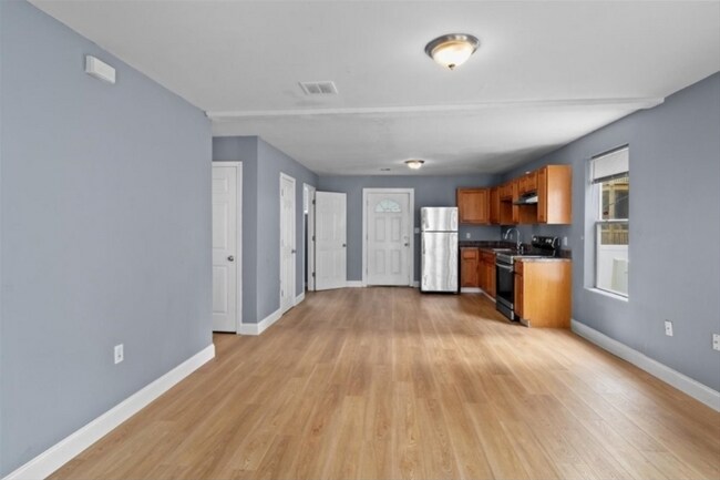 Primary Photo - 22 Woodford St
