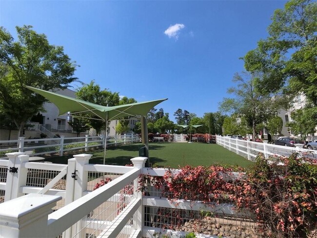 Building Photo - 871 3rd St