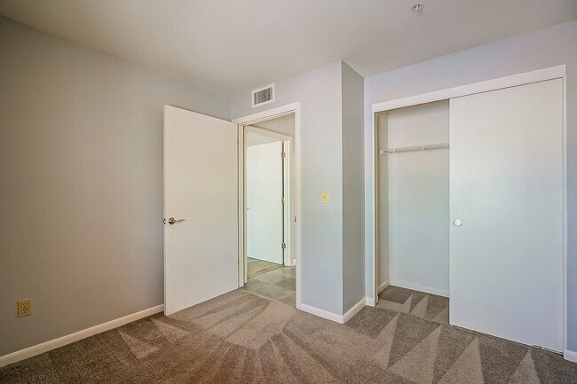 Building Photo - Walking Distance to ASU!