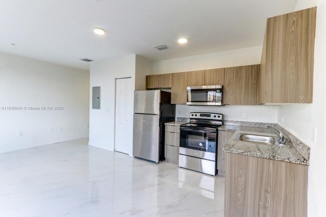 Building Photo - 339 W 78th Rd