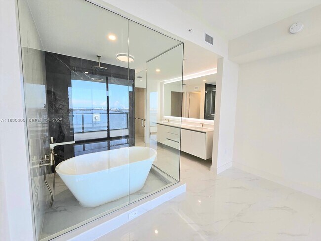 Building Photo - 700 NE 24th St