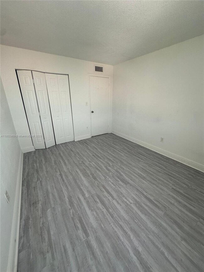 Building Photo - 1825 W 56th St