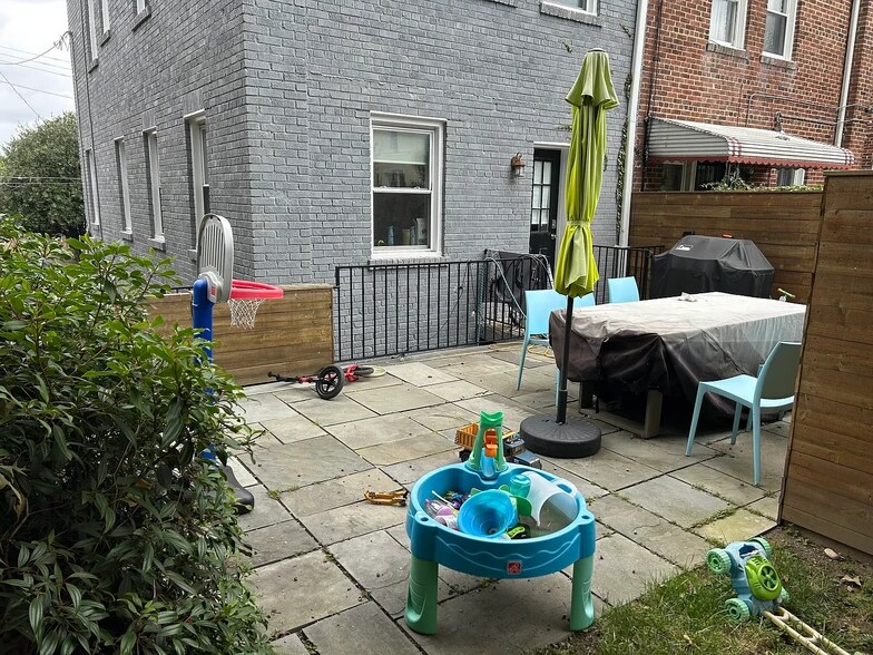 Building Photo - 724 Oneida Pl NW