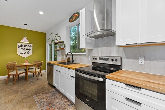 Building Photo - 326 Tahitian Dr