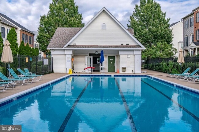 Building Photo - 5832 Cowling Ct