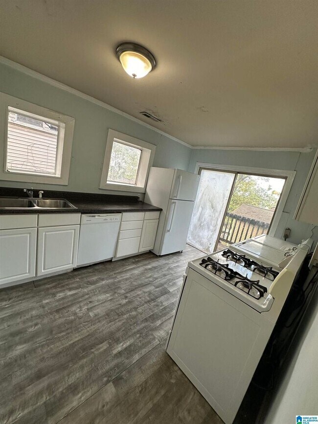 Building Photo - 1502 16th Ave S