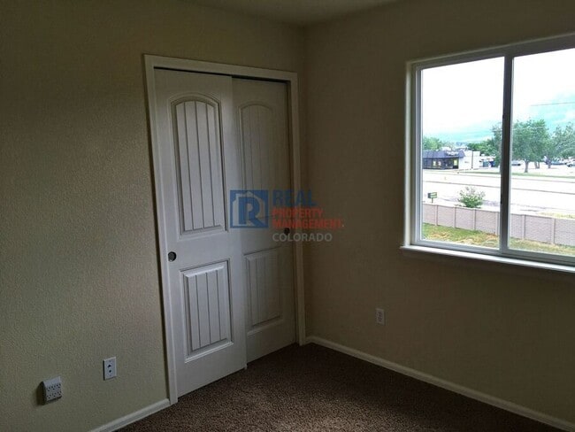 Building Photo - 2360 Sierra Springs Dr