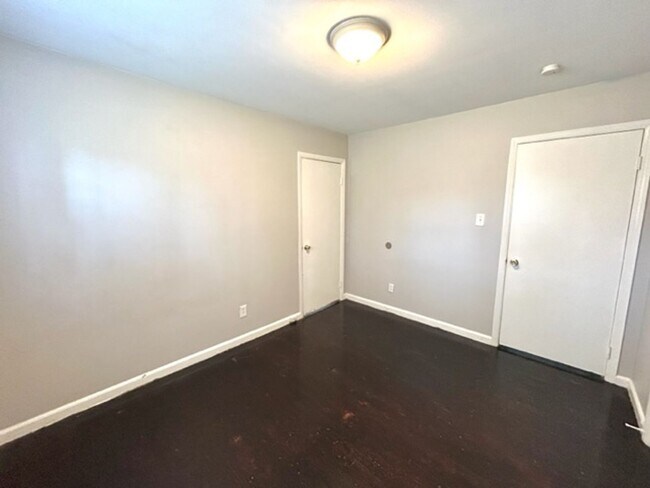 Building Photo - THREE BEDROOM ONE AND HALF BATH BRICK RANCH HOME