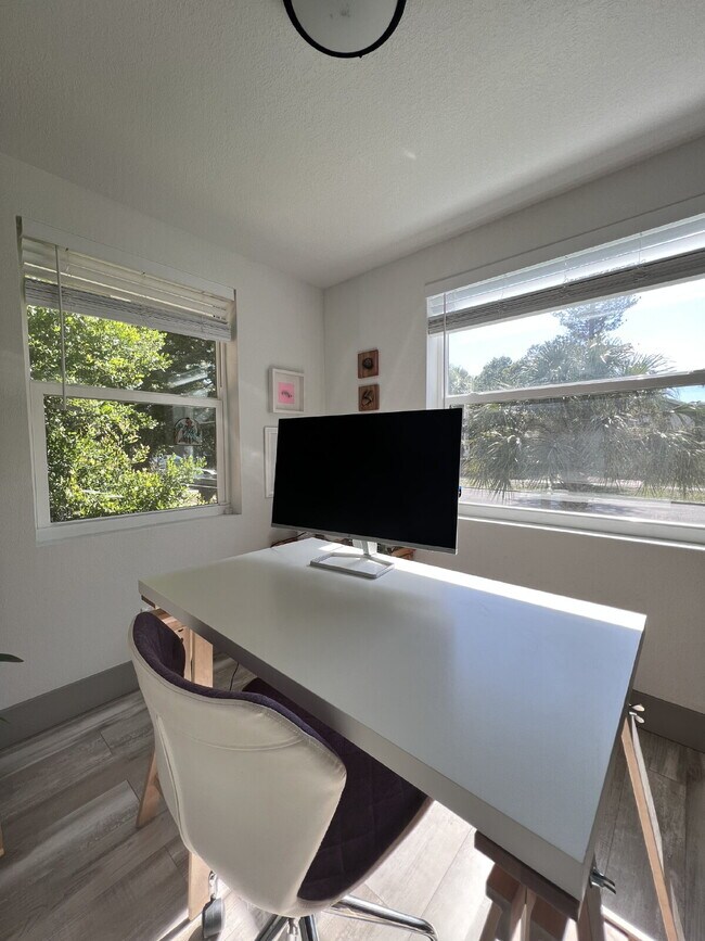 Building Photo - "Charming 2-Bed, 2-Bath Gem in the Heart of St. Petersburg – 1100 Sq. Ft. of Comfort!"