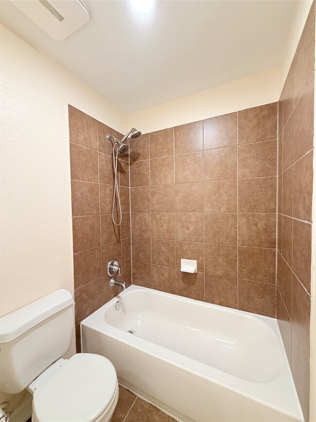 Building Photo - 28015 Silverstream Ct