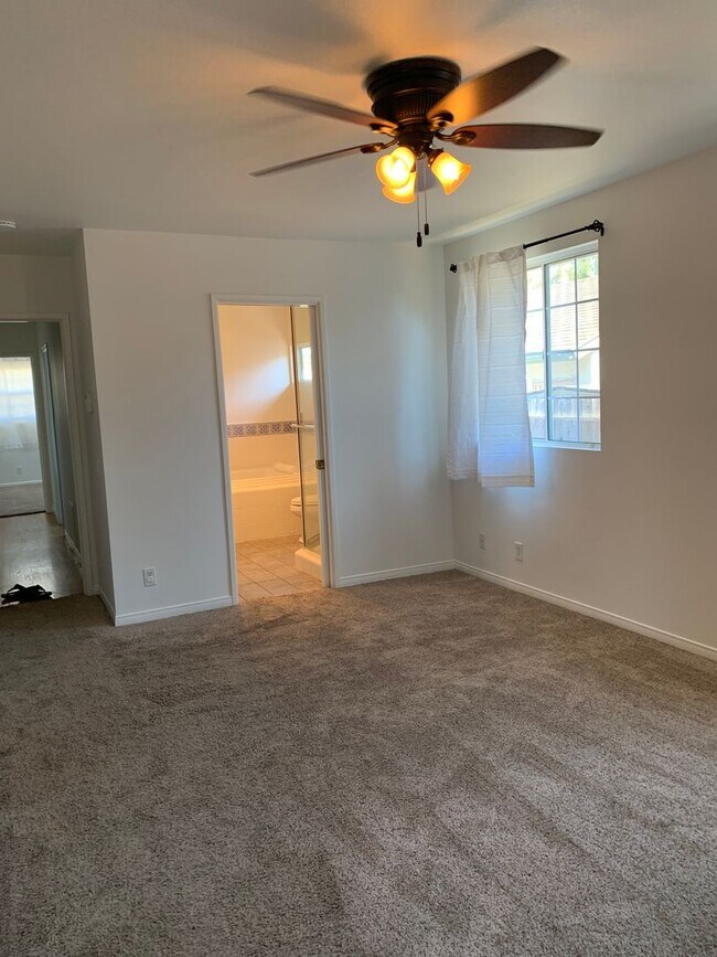 Building Photo - Spacious 3+3 Single Story Home w/ bonus ro...