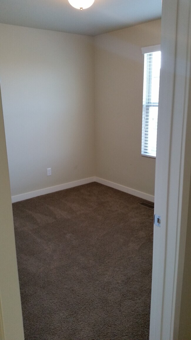 Right Bedroom - 10608 S Topview Rd