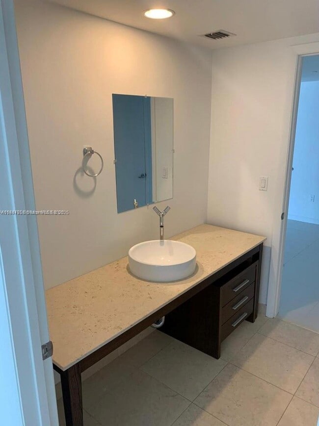 Building Photo - 495 Brickell Ave