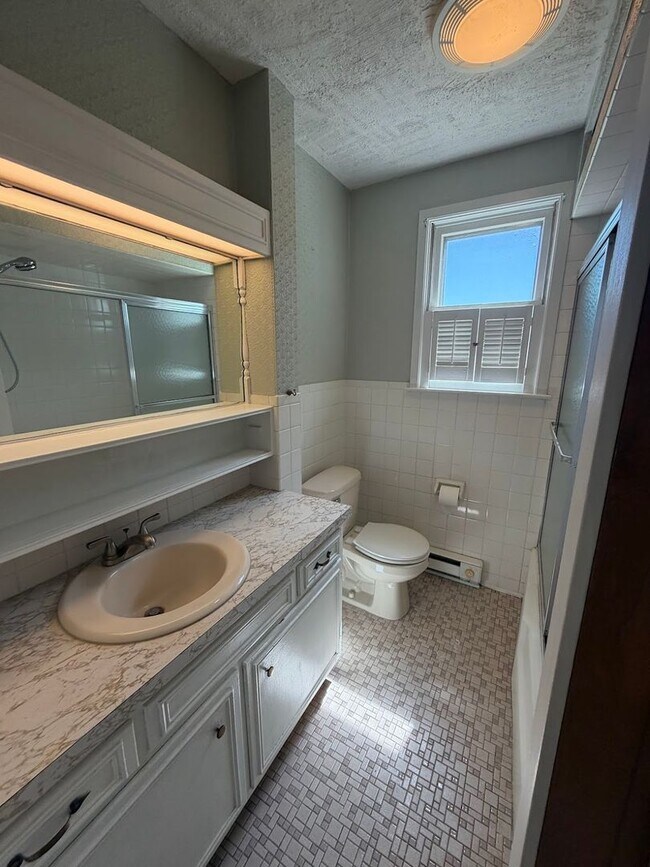 Building Photo - 3 Bedroom, 2 Full Bath Home with 4-Season Room, Garage & Large Lot