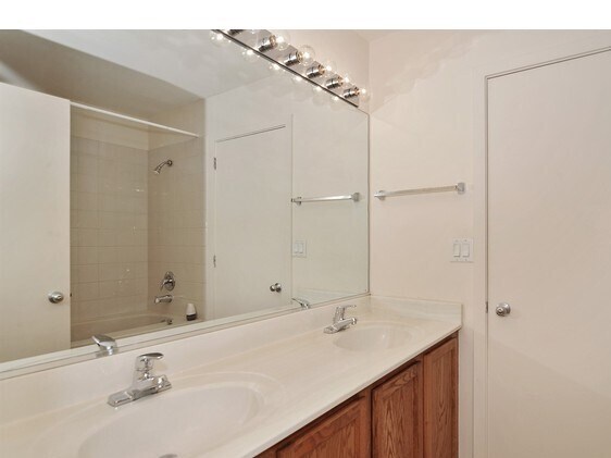 Building Photo - 1000 E 53rd St