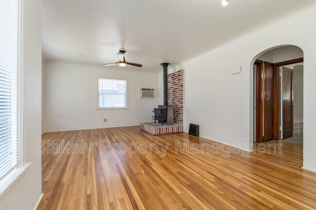 Building Photo - 1020 15th Ave S