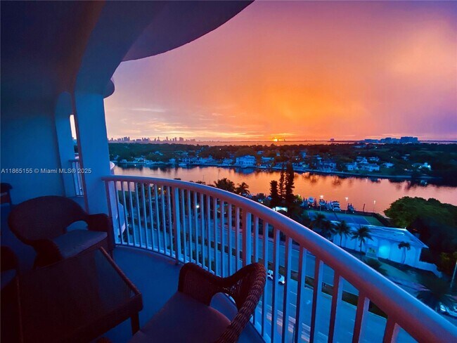 Primary Photo - 5401 Collins Ave