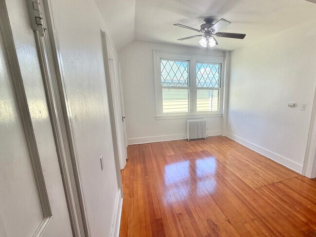 Building Photo - 228 Saratoga St