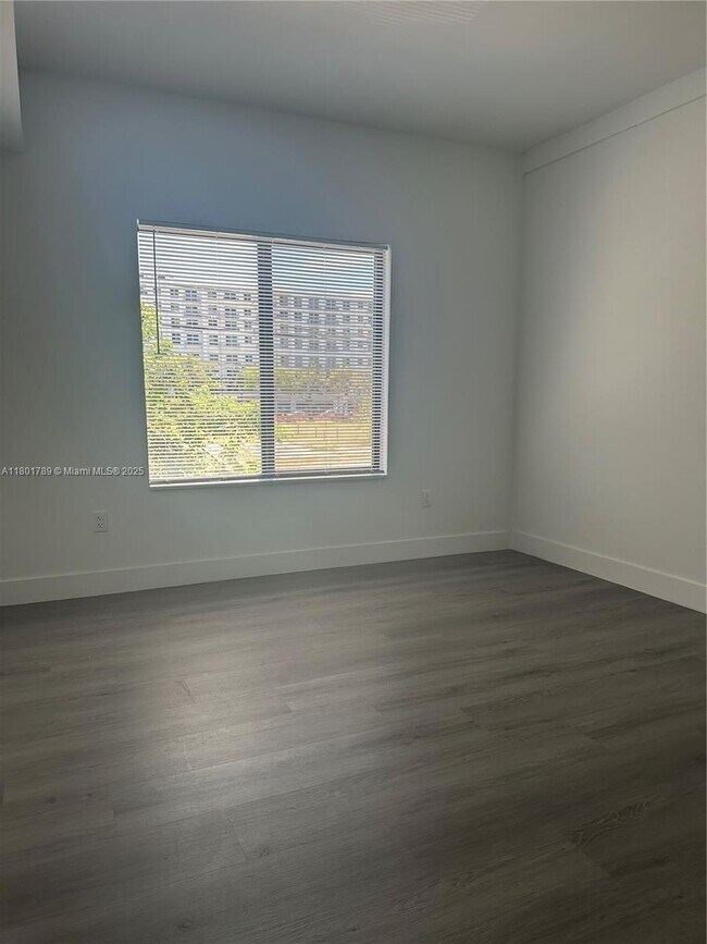 Building Photo - 638 SW 21st Ave
