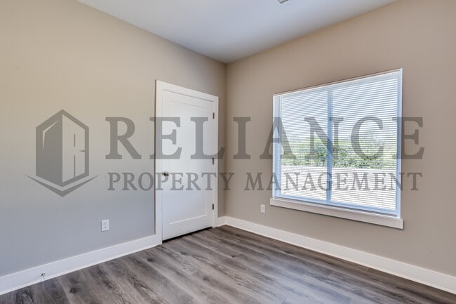 Building Photo - 4936 N Vassar Ave