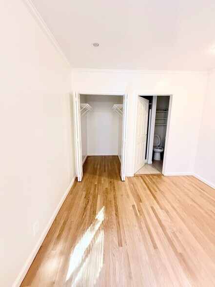 Building Photo - 17429 Burbank Blvd