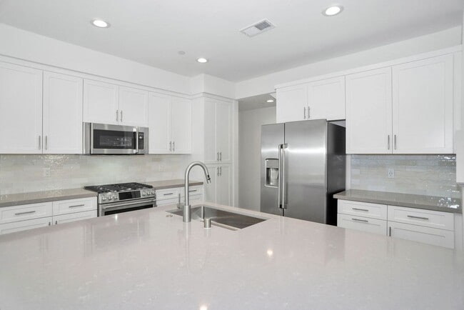 Building Photo - Gorgeous brand new townhome in 3Roots! End...