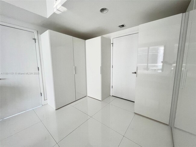 Building Photo - 1010 Brickell Ave