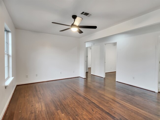 Building Photo - 4930 Holloway Dr