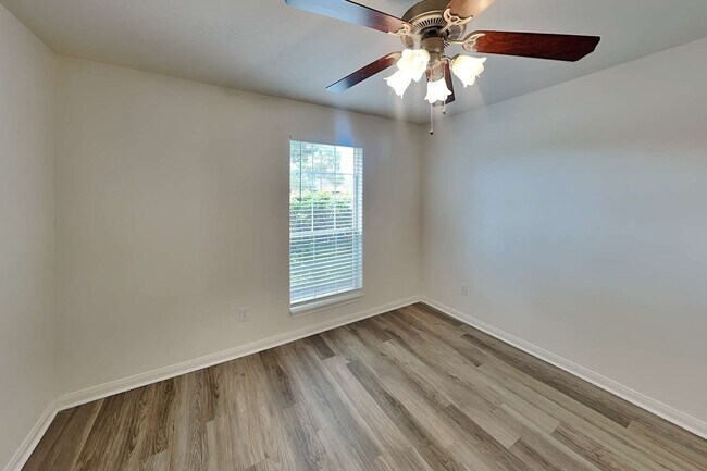 Building Photo - 383 Hyland Ln