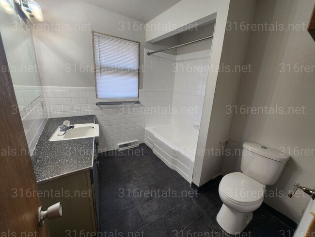 Building Photo - $1,599- 4 bedroom/ 2 bathroom Single Family Home