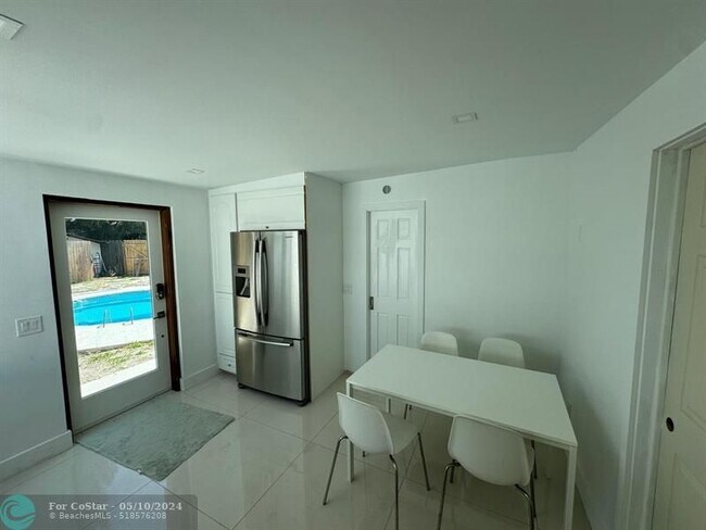 Building Photo - 327 Lancaster St