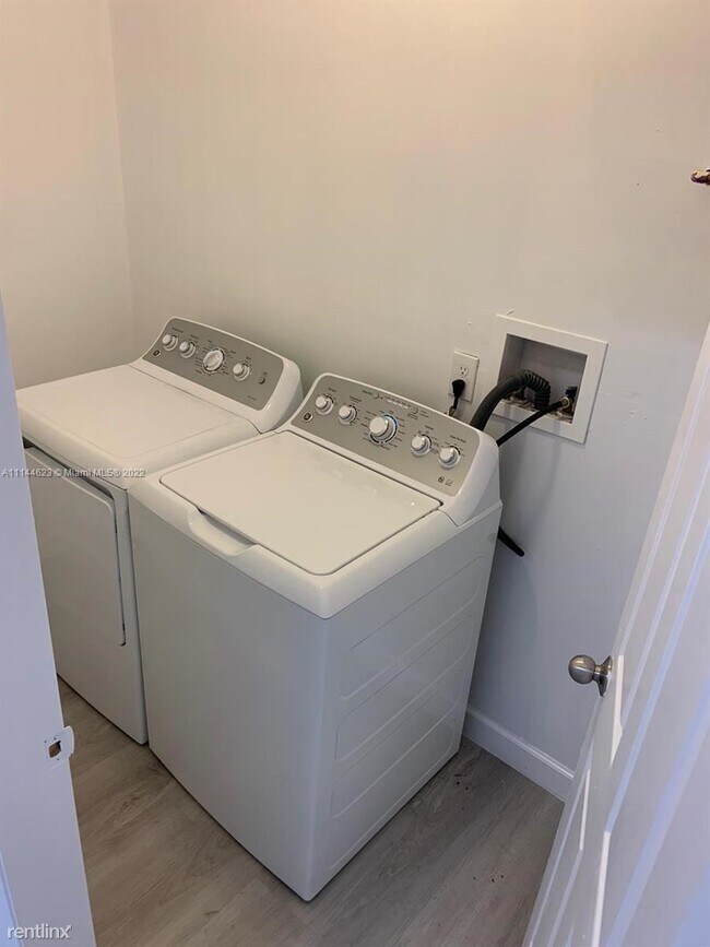 Building Photo - 3 br, 1 bath House - 351 NE 77th St