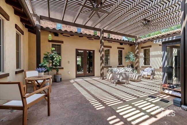 Building Photo - Stunning 4 Bedroom Home in The Shores | Luxury Meets Every Day Comfort