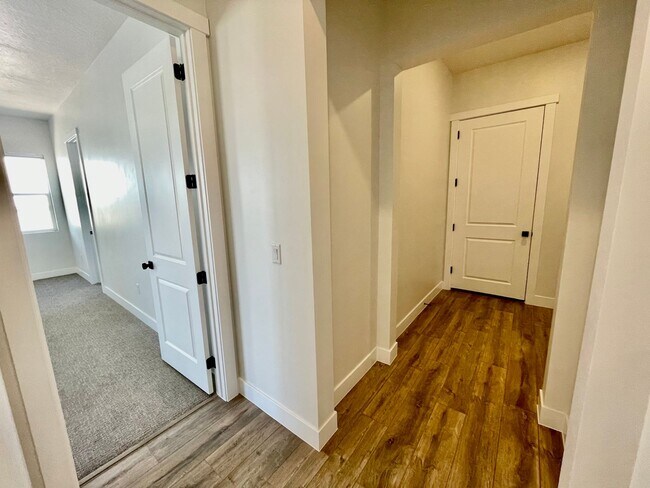 Building Photo - Like New! Three Bedroom Home in Desert Color