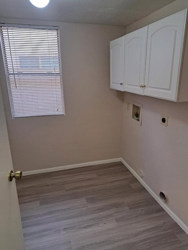 Building Photo - 1443 E Vaughn Ave