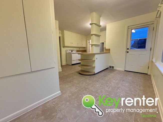 Building Photo - One Bedroom Triplex Unit in the Heart of Tacoma’s Proctor District!