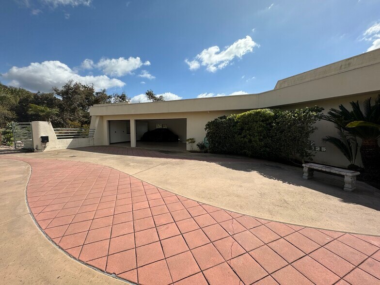Building Photo - 2349 Via Oeste Dr