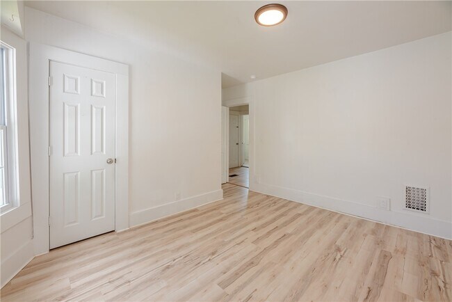 Building Photo - 575 Woodbine Ave