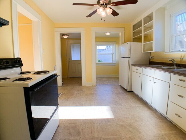 Building Photo - Adorable 3bdrm Home in Great Neighborhood! Lovely Yard!