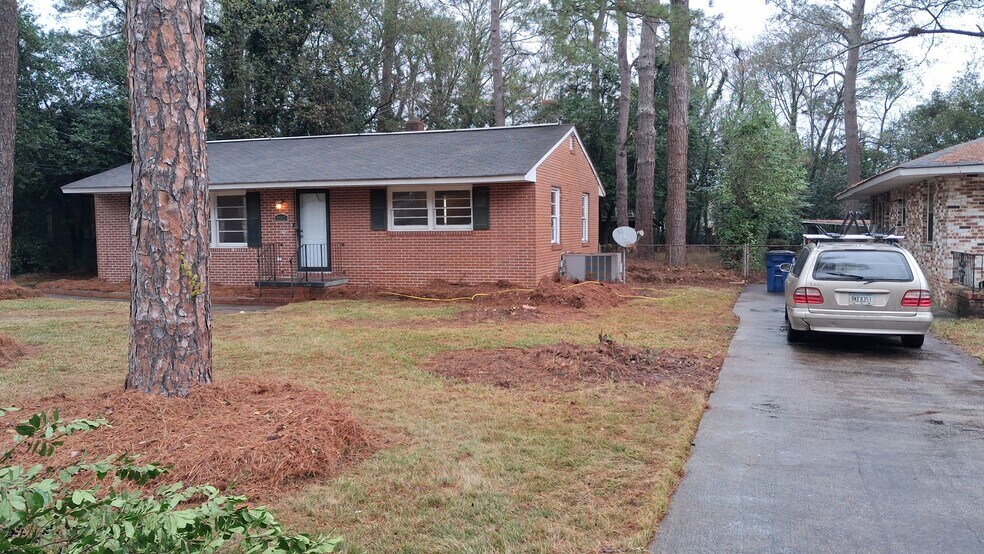 Building Photo - 2557 Delano Dr